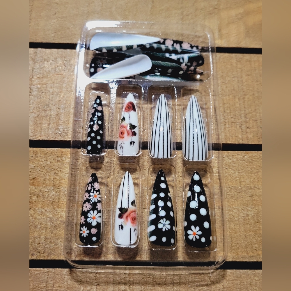 Boutique Press On Nails - Picture 2 of 2